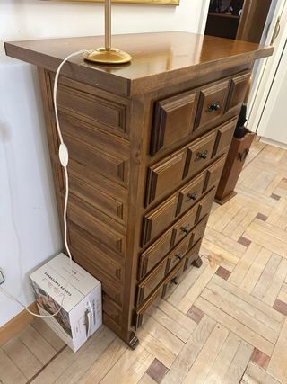 Cómoda castellana antigua de madera