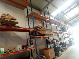 Estanterías metálicas y de madera