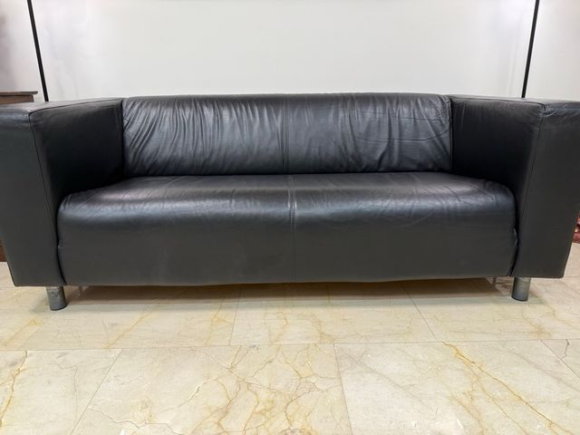 Sofá de piel negro