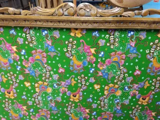 Marco buffet antiguo con tela de Bali