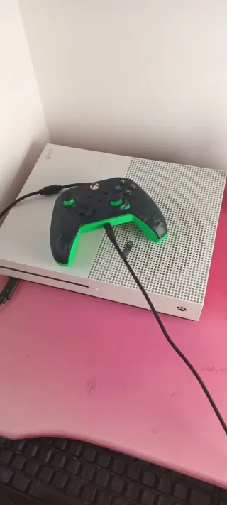 Xbox One Blanca + Mando + 3 Juegos