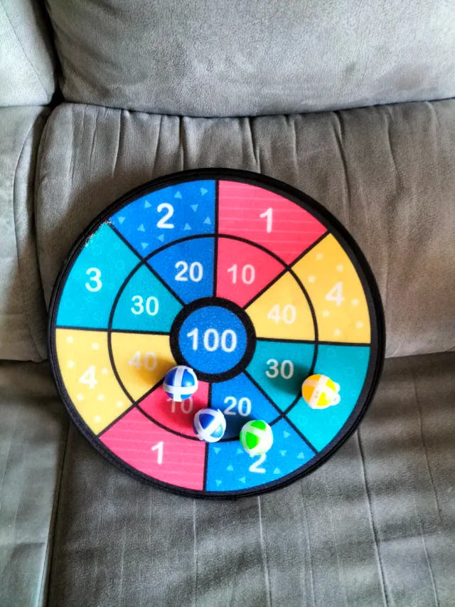 Diana de juguete con pelotas