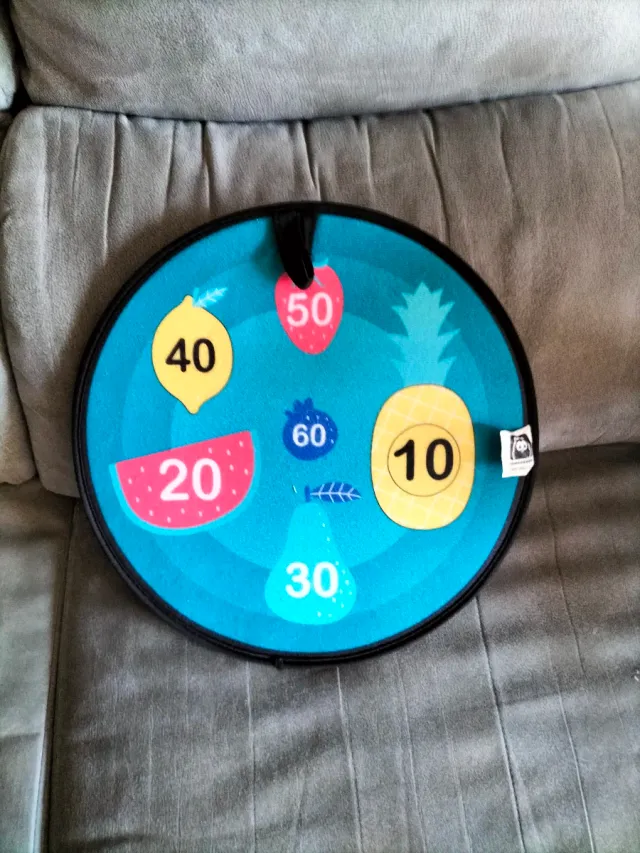 Diana de juguete con pelotas