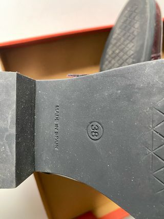 Botines charol hebillas burdeos