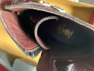 Botines charol hebillas burdeos