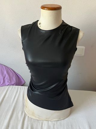 Top cuero negro sin mangas