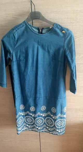 Vestido azul con bordado blanco