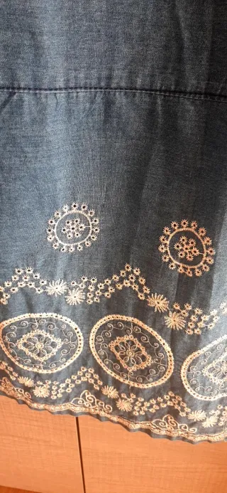 Vestido azul con bordado blanco