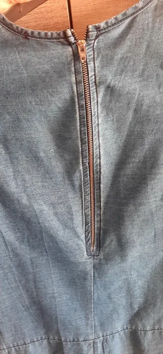 Vestido azul con bordado blanco