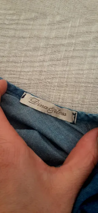 Vestido azul con bordado blanco