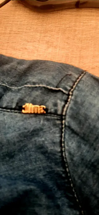 Vestido azul con bordado blanco