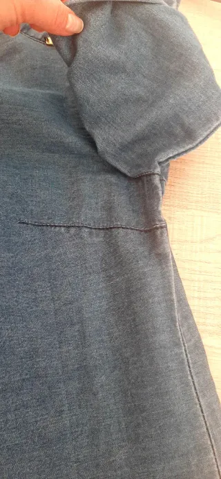 Vestido azul con bordado blanco