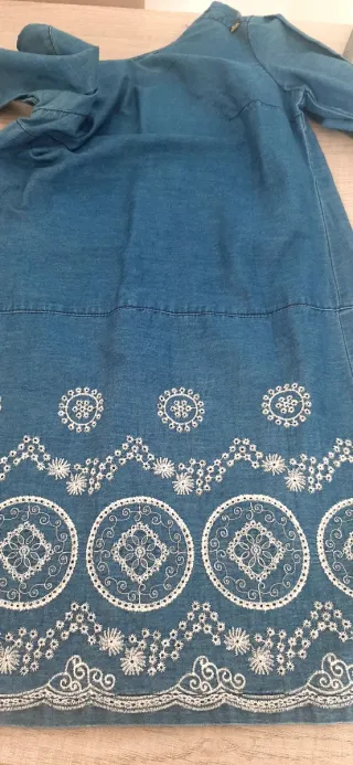 Vestido azul con bordado blanco