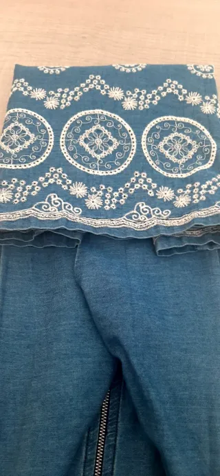 Vestido azul con bordado blanco