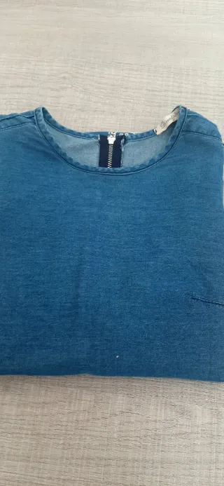 Vestido azul con bordado blanco