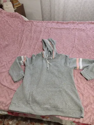 Sudadera gris con detalles rosas