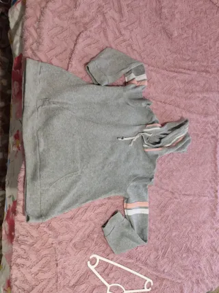 Sudadera gris con detalles rosas