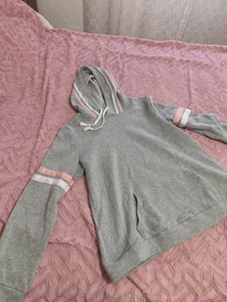 Sudadera gris con detalles rosas