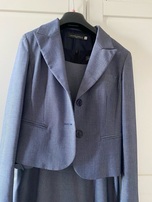 abito con giacca grigio con piccoli pois