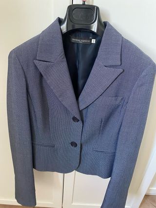 abito con giacca grigio con piccoli pois