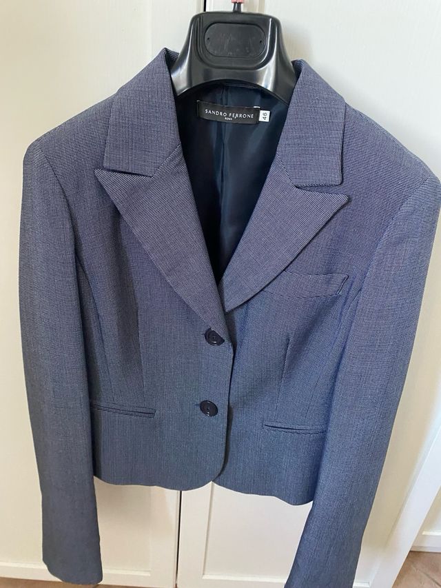 abito con giacca grigio con piccoli pois