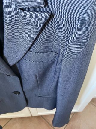 abito con giacca grigio con piccoli pois