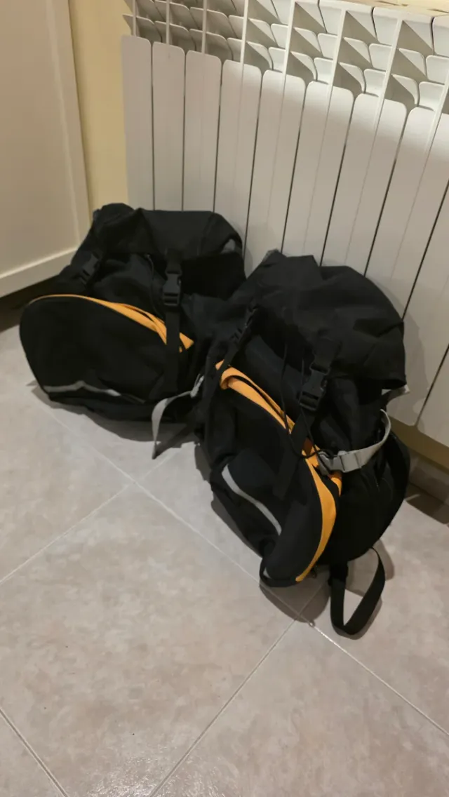 Alforjas para bicicleta negras y naranjas