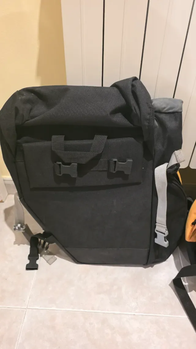 Alforjas para bicicleta negras y naranjas