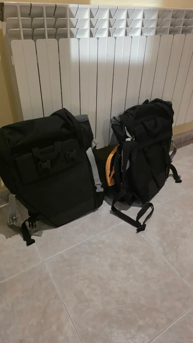 Alforjas para bicicleta negras y naranjas