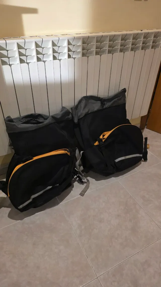 Alforjas para bicicleta negras y naranjas