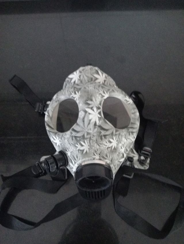 Mascara rusa diseño hojas