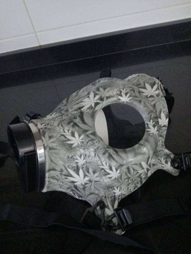 Mascara rusa diseño hojas