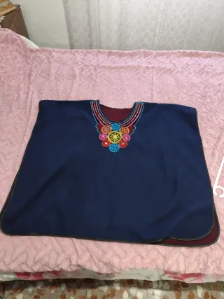 Poncho Mujer Azul con Bordado Multicolor