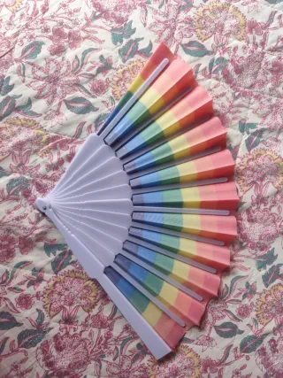 Abanico arcoíris plegable