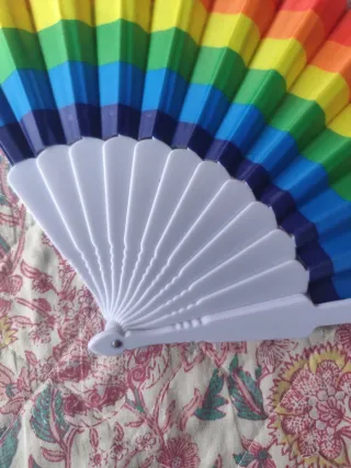 Abanico arcoíris plegable