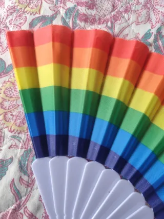 Abanico arcoíris plegable