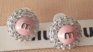 Pendientes  Miu dorados con brillos y color rosa