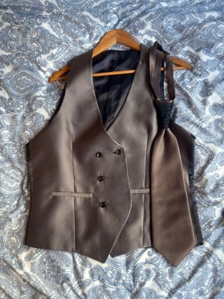Chaleco de traje marrón con corbata
