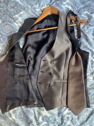 Chaleco de traje marrón con corbata