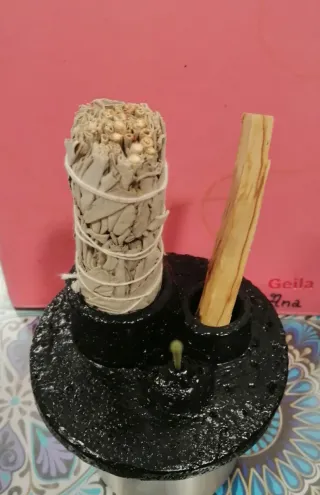 Porta incienso, atado de salvia y palo santo