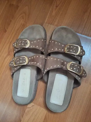 Sandalias marrones con tiras y abalorios dorados