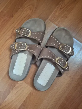 Sandalias marrones con tiras y abalorios dorados