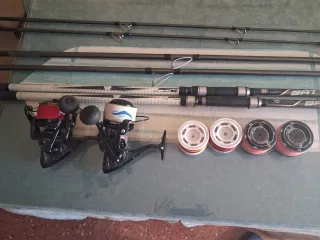 2 cañas y 2 carretes de pesca