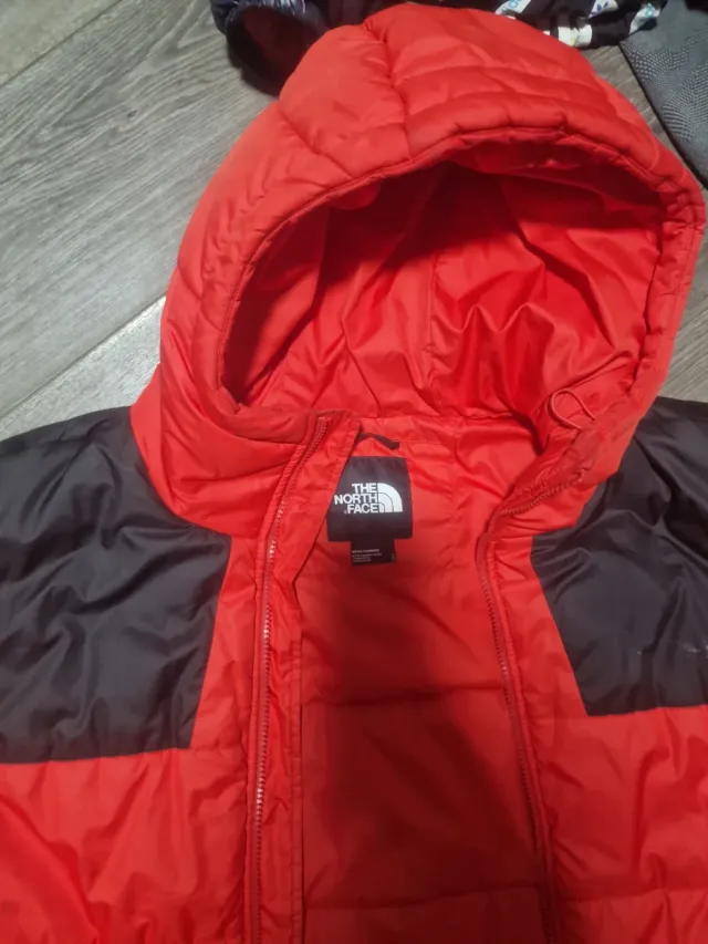 Chaqueta The North Face Roja y Negra