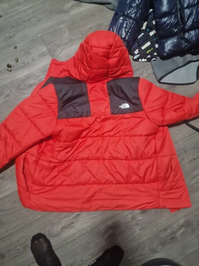 Chaqueta The North Face Roja y Negra