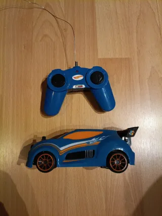 Auto Hot Wheels radiocomandata blu