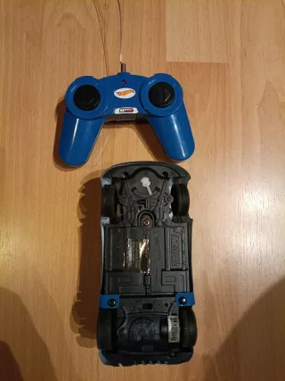 Auto Hot Wheels radiocomandata blu