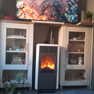 Stufa a pellet + 2 vetrine nuove + tubi inox.