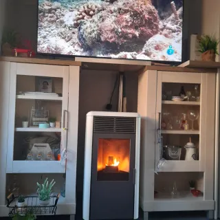 Stufa a pellet + 2 vetrine nuove + tubi inox.