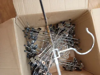 Lote 25 Perchas Metálicas con Pinzas